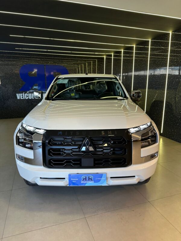 L200 TRITON HPE 0KM 2026 - Image 2