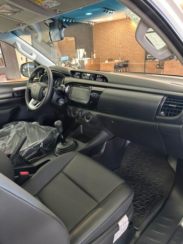 HILUX CS MANUAL 0KM 2025 - Image 8
